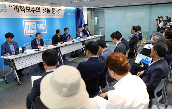1일 오전 서울 여의도 바른정당 당사에서 