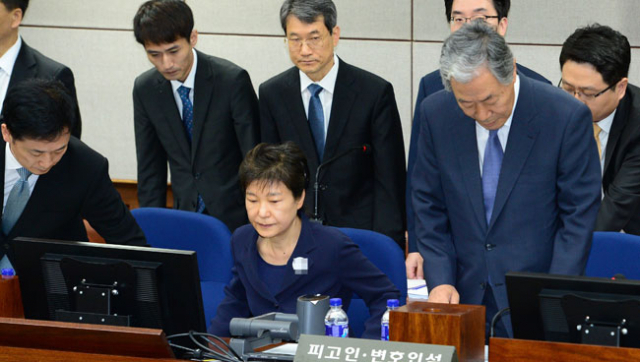 삼성 등 대기업으로부터 뇌물을 받은 혐의 등으로 구속 기소된 박근혜 전 대통령이 23일 오전 서울중앙지법 417호 법정에 출석하고 있다. 사진공동취재단