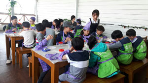한국와인에서 어린이들이 와인만들기 체험을 하고 있다. 경북도 제공