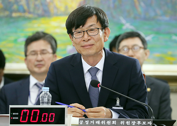 김상조 공정거래위원장 후보자가 2일 오전 국회 정무위원회에서 열린 인사청문회에서 의원들의 질의를 경청하고 있다. 연합뉴스