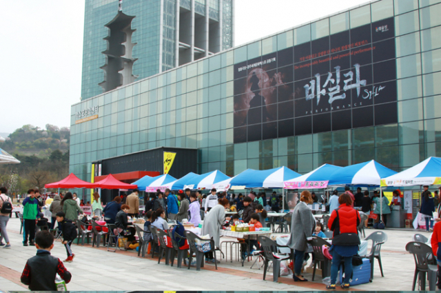 지난해 아리랑 난장 행사 중 지역 주부들과 함께하는 프리마켓. 경주세계문화엑스포 제공