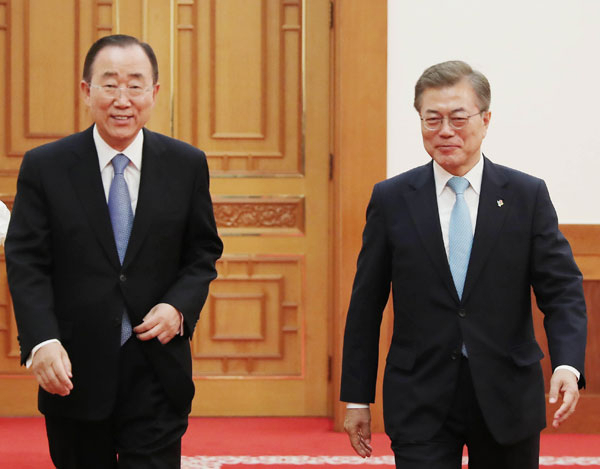 문재인 대통령이 2일 오후 청와대 본관에서 반기문 전 유엔 사무총장과 오찬장으로 이동하고 있다. 연합뉴스