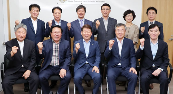 권영진 대구시장이 2일 개관 2주년을 맞는 대구텍스타일콤플렉스(DTC)를 찾아 지역 섬유패션업계 관계자들과 대구 섬유산업 활성화를 위해 의기투합했다. 대구시 제공