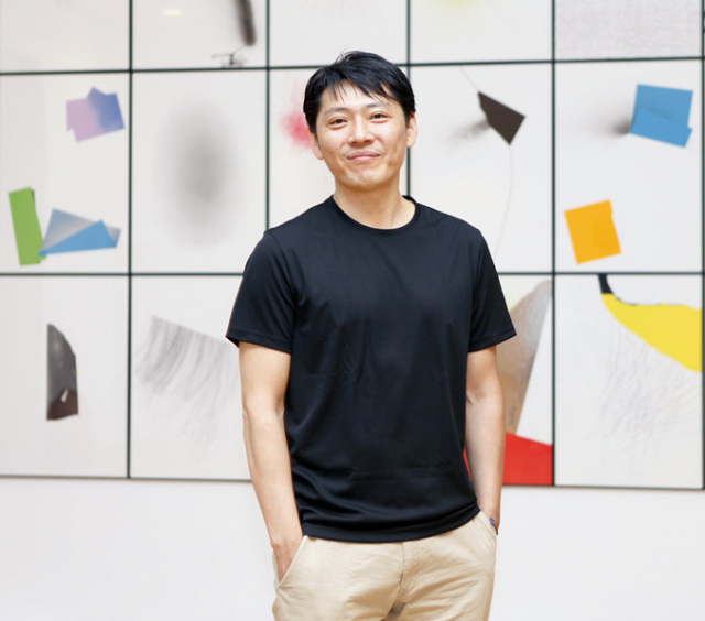 작품 앞에 선 한무창 작가.