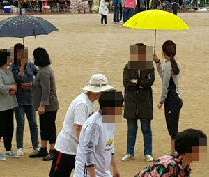 지난달 12일 오후 경주 한 고교에서 열린 체육대회에서 학부모들이 우산을 쓴 채 체육대회에 참가하고 있다.