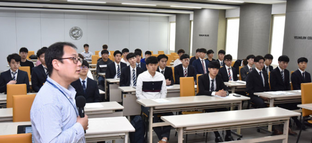 제이셋스태츠칩팩코리아 강필순 인사팀장이 영진전문대 전자정보통신계열 반도체공정기술반 재학생들에게 특강하는 모습.