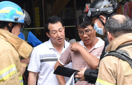 지난달 31일 대구 북구 노원동 한 아파트에서 발생한 화재가 초기에 진압되고서 북부소방서 의용소방대 도록도(사진 오른쪽 세 번째), 강희락(오른쪽 네 번째) 대원이 소방관들에게 상황을 설명하고 있다. 대구 북부소방서 제공