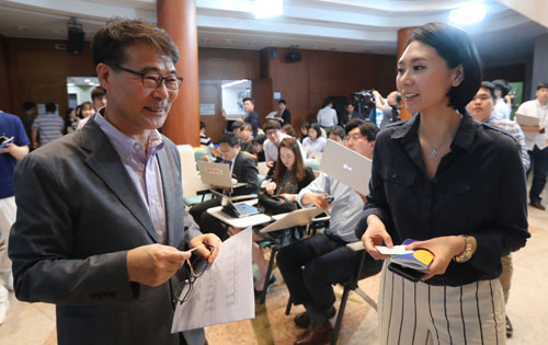 장하성 청와대 정책실장이 4일 오후 청와대 춘추관에서 일자리 추경 대책을 발표한 뒤 취재진의 질문에 답하고 있다. 연합뉴스