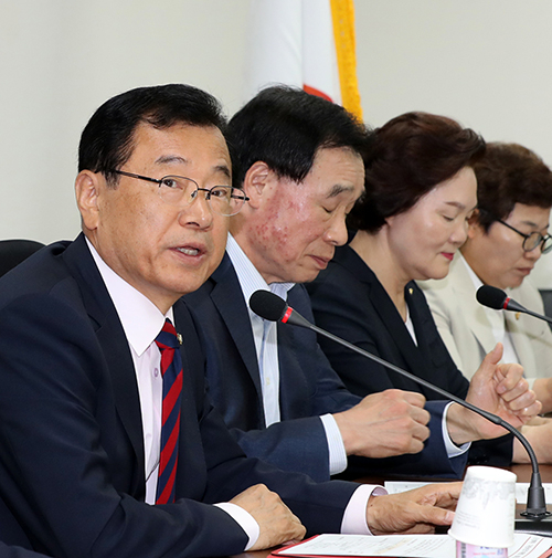 자유한국당 이현재 정책위의장이 5일 오전 국회 정책위회의실에서 