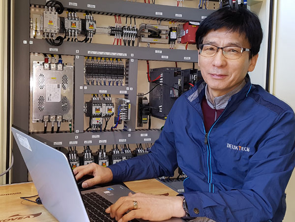 전기공사 직종으로는 최초 명장인 이해득 씨가 노트북을 통해 제품을 점검하고 있다.