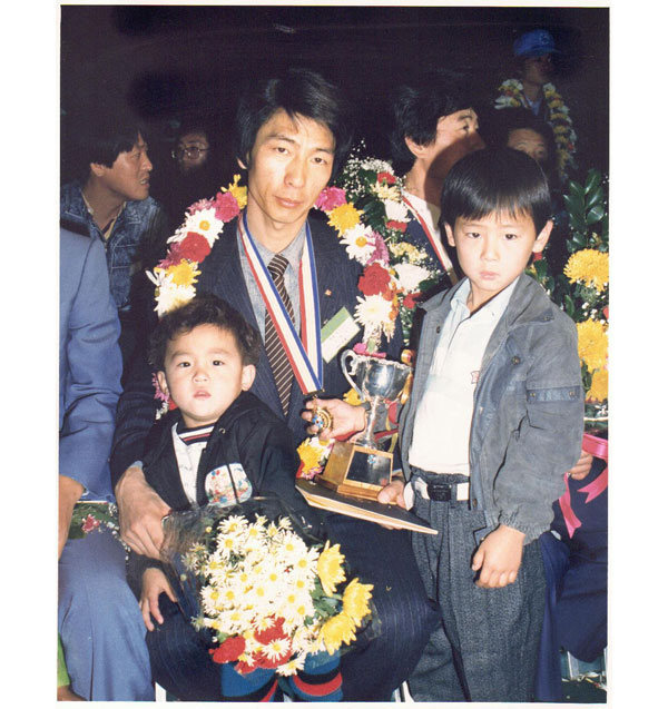 1988년 명장에 선정됐을 때 두 아들과 함께 포즈를 취한 이해득 명장.