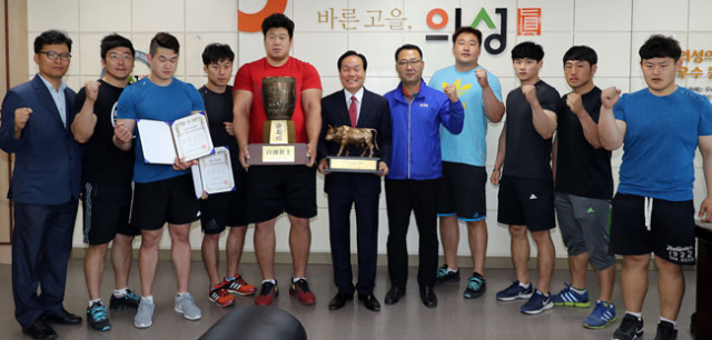충북 보은 단오장사씨름대회에서 백두장사에 오른 손명호(왼쪽 다섯 번째) 선수 등 의성군청마늘씨름단(감독 황경목) 선수들이 김주수 의성군청마늘씨름단장과 함께 파이팅을 외지고 있다. 의성군 제공