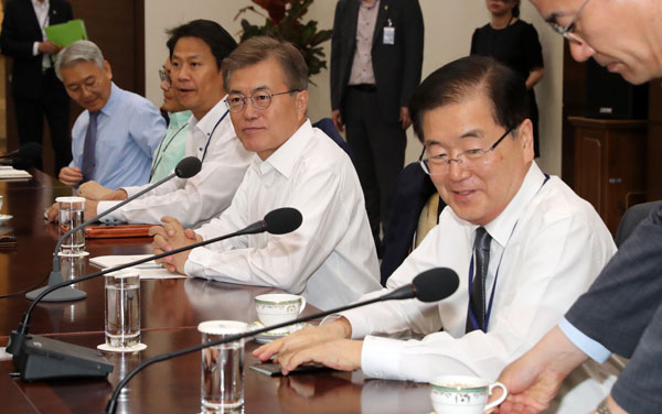 문재인(오른쪽 두 번째) 대통령과 정의용(맨 오른쪽) 국가안보실장 등 참모진이 5일 오후 청와대에서 열린 수석