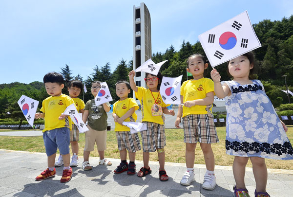 제62회 현충일을 하루 앞둔 5일 새롭게 단장한 대구 앞산 충혼탑을 찾은 어린이들이 어린이집 선생님의 안내를 받으며 추념하기 전 태극기를 흔들고 있다. 성일권 기자 sungig@msnet.co.kr