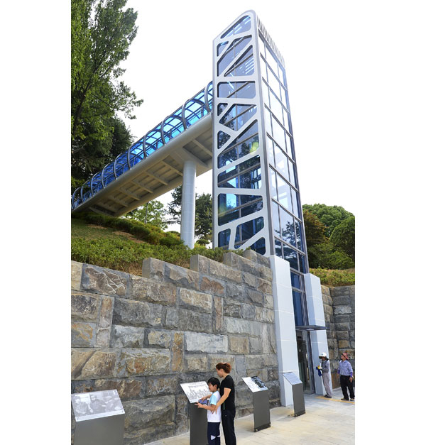 5일 대구 앞산 충혼탑 공영주차장에서 충혼탑으로 이어지는 엘리베이터가 신설되는 등 대구시가 40억원을 들여 충혼탑을 새 단장했다. 성일권 기자 sungig@msnet.co.kr