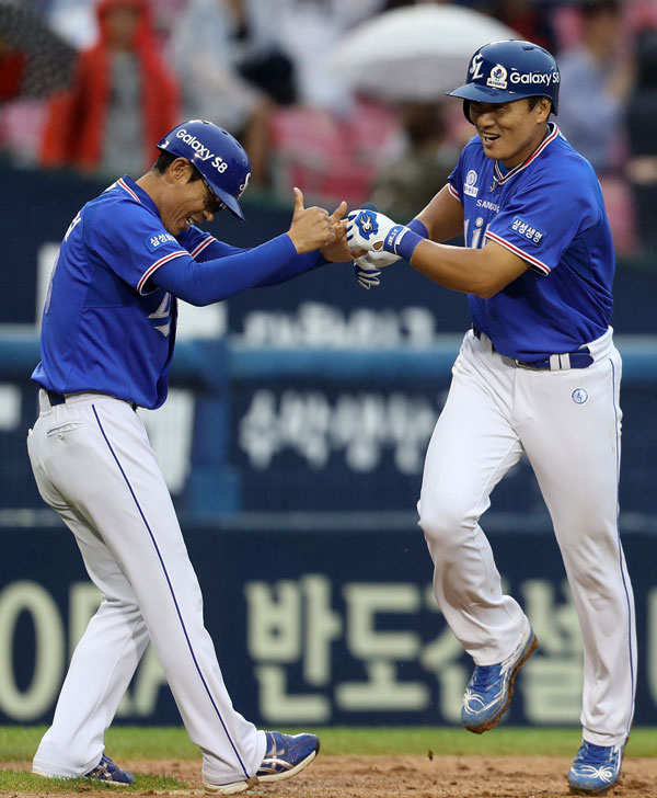 삼성 라이온즈의 이승엽이 6일 서울 잠실구장에서 열린 2017 프로야구 두산 베어스와의 경기 연장 10회말 1사 1루에서 2점 홈런을 친 뒤 그라운드를 돌며 김재걸 3루 코치의 환영을 받고 있다. 삼성 라이온즈 제공