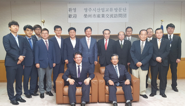 일본 후지노미야시장과 간부들이 민인기 영주부시장 등 일행을 환영하고 있다. 영주시 제공
