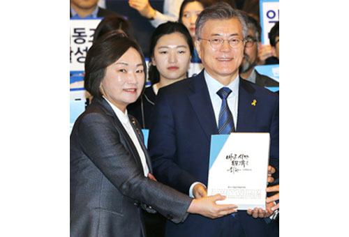 한무경 회장은 지난 대선 때 유력 후보들에게 여성기업인 지원을 위한 정책을 제안했다.
