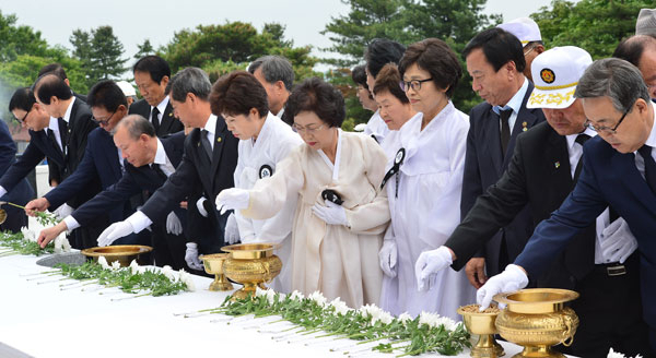 제62회 현충일 추념식이 열린 6일 대구 앞산공원 충혼탑에서 전몰군경 유족과 시민들이 나라를 위하여 목숨을 바친 순국선열과 호국영령들의 넋을 추모하며 헌화 및 분향을 하고 있다. 정운철 기자 woon@msnet.co.kr