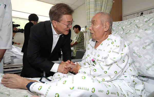 문재인 대통령이 제62회 현충일인 6일 오전 서울 강동구 중앙보훈병원 유공자 병실을 방문, 6