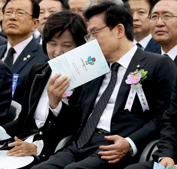 추미애(왼쪽) 더불어민주당 대표와 정우택 자유한국당 대표 권한대행이 6일 오전 서울 동작동 국립서울현충원에서 열린 제62회 현충일 추념식에서 대화하고 있다. 연합뉴스