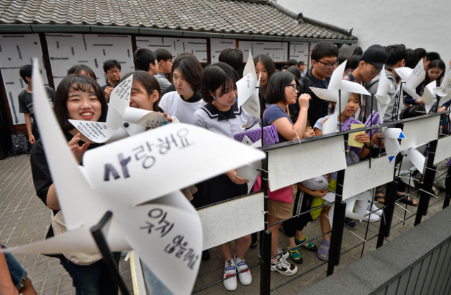 6일 대구 중구 서문로1가 희움일본군위안부역사관에서 경북고, 대건고, 정화여고 역사 관련 동아리 학생들이 위안부 피해 할머니 추모 메시지를 적은 바람개비를 설치하고 있다. 정신대할머니와함께하는시민모임은 6월 6일을 