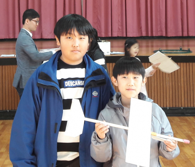 왼쪽부터 조형연, 민혁 학생