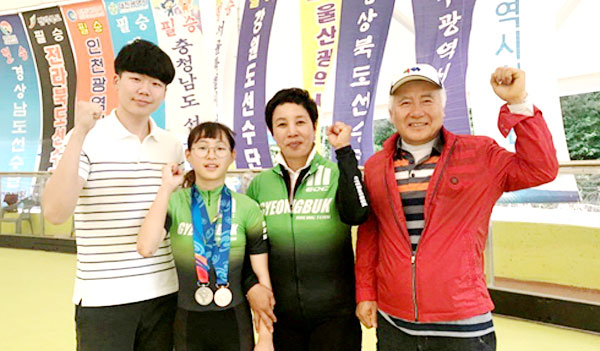 안동 길주초등학교 6학년 배수예(왼쪽 두 번째) 양이 지난달 27, 28일 충남 논산 인라인경기장에서 열린 제46회 전국소년체육대회 롤러에서 은메달 1개와 동메달 1개를 획득했다. 길주초교 제공