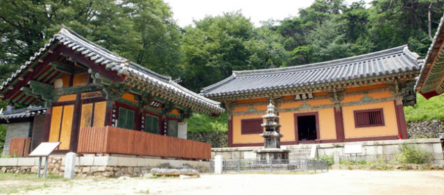 한국의 전통 산사는 한국의 자연과 문화를 가미한 독특한 형식과 공간을 보여주고 있으며, 불교의 역사성과 전통 건축양식, 공간을 잘 보여주고 있어 종교 유산의 탁월한 보편적 가치가 있다는 평가를 받고 있다. 우리나라에서 가장 오래된 목조건물인 봉정사 극락전 모습. 안동시 제공