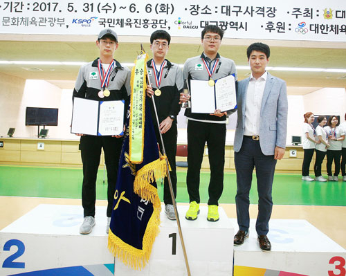 왼쪽부터 대구백화점 사격단 김용태, 김태영, 박병수 선수, 한태오 감독. 대구백화점 제공