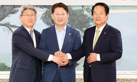 권영진(가운데) 대구시장은 7일 이재복(왼쪽) 롯데글로벌로지스 대표이사, 김성문 제인모터스 대표이사와 전기차 부문 협력 MOU를 체결했다. 대구시 제공
