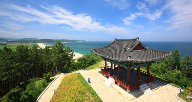 망양정(울진군 근남면)에서 바라본 바다. 망양정 풍경은 조선시대 때부터 관동팔경의 대미로 손꼽히며 송강 정철, 겸재 정선 등 많은 예술인의 감성을 자극해 왔다. 울진군 제공