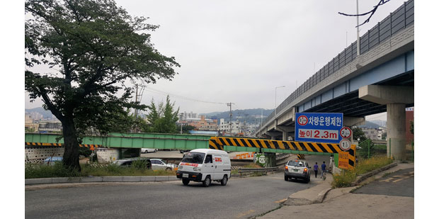 철로가 도심을 가로지르면서 도시는 지하도와 고가도로로 연결되고 있다.