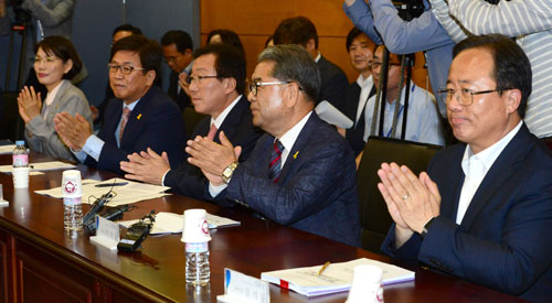 9일 오전 서울 종로구 통의동 국정기획자문위원회에서 열린 시도교육감 간담회에서 교육감 등 참석자들이 소개하며 박수하고 있다. 연합뉴스