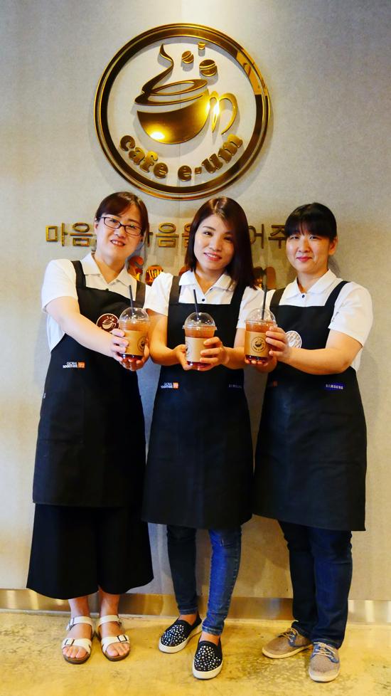 천리화, 하티사우, 우메자와 미키(왼쪽부터) 씨가 자신들이 만든 커피를 들고 기념사진을 찍고 있다.