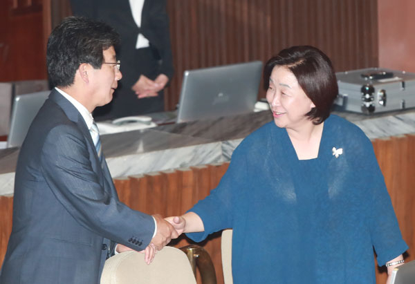 지난 대선에서 20% 이상 득표한 홍준표 전 경남지사와 안철수 전 국민의당 대표가 당내에서 위축된 행보를 보이는 반면 6%대의 상대적으로 낮은 지지율을 얻은 유승민 바른정당 국회의원과 심상정 정의당 대표가 활발한 정치 행보에 나서 대조적인 모습이다. 최근 국회 본회의장에서 유승민(왼쪽) 의원과 심상정 대표가 인사하고 있다. 연합뉴스