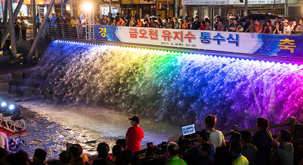 8일 구미 금오산네거리 벽천분수 앞에서 낙동강 물을 도심을 가로지르는 실개천으로 흘려보내는 통수식이 열렸다. 금오천의 벽천분수와 스크린분수, 로고 빔 등에서 내뿜는 물과 빛의 향연에 시민들이 감탄하며 환호를 보내고 있다. 정창구 기자