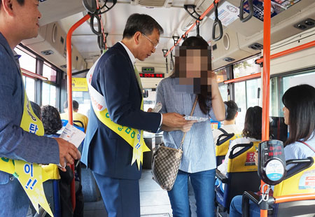 박동관 DGB유페이 대표는 지난 6일 경산 사월역 부근 509번 버스에 승차해 버스 탑승 고객 전원에게 1만원이 충전된 교통카드를 전달했다. DGB유페이 제공