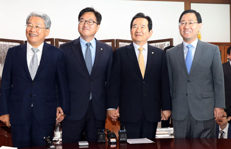 12일 오전 서울 여의도 국회에서 열린 국회의장-4당 원내대표 정례회동에서 정세균 의장과 각 당 원내대표가 기념촬영을 하고 있다. 왼쪽부터 국민의당 김동철