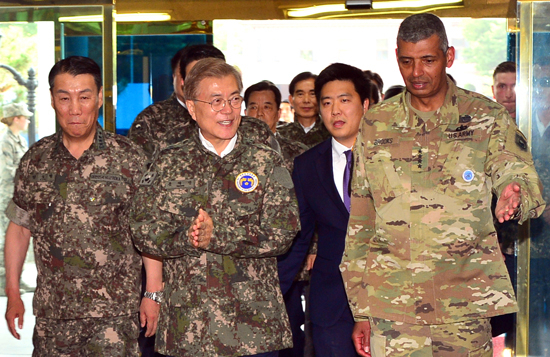 문재인 대통령이 13일 오후 서울 용산 한미연합사령부를 방문해 빈센트 브룩스 사령관(오른쪽)과 임호영 부사령관(왼쪽)의 안내를 받으며 본청으로 들어오고 있다. 연합뉴스