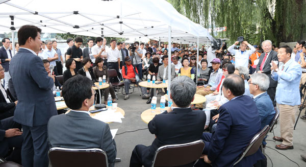 대구 동구 안심연료단지 현장소통 시장실에서 권 시장이 인근 지역 주민들의 건강 피해, 연료단지 관련 민원을 듣고 있다. 대구시 제공