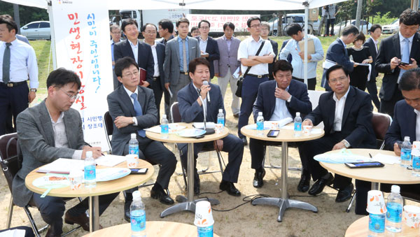 대구 동구 도동측백수림 주차장 현장소통 시장실에서 권 시장은 천연기념물 1호인 도동측백수림 보존을 위해 인근을 통과하는 4차순환도로 구간의 터널화 실시설계 변경안을 정부에 정식 요청하기로 지역 주민과 합의했다. 대구시 제공