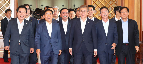 문재인 대통령이 13일 오후 청와대 충무실에서 백재현(왼쪽) 국회 예산결산특별위원회 위원장 및 간사단을 비롯한 상임위원장들과 오찬을 하기 위해 인왕실로 이동하고 있다. 연합뉴스