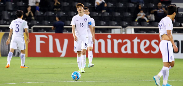 14일(한국시각) 카타르 도하 자심 빈 하마드 경기장에서 열린 2018 러시아 월드컵 최종예선 A조 한국과 카타르의 경기에서 카타르에 세 번째 골을 헌납한 한국의 기성용을 비롯한 선수들이 망연자실한 표정을 짓고 있다. 연합뉴스