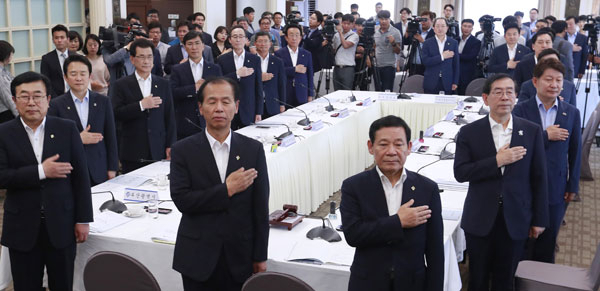 최문순 전국시도지사협의회 회장(강원도지사)을 비롯한 각 시도 지사들이 14일 오후 서울 중구 프레스센터에서 열린 