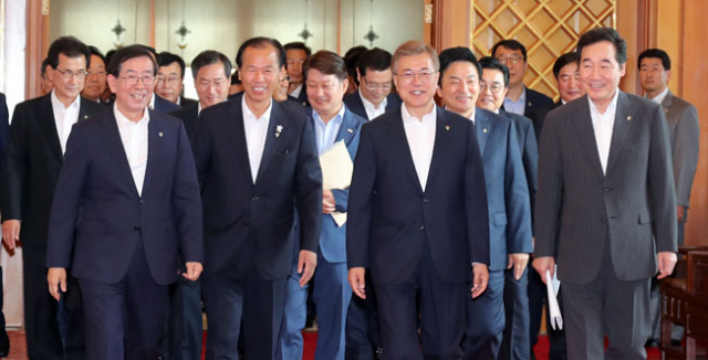 문재인 대통령이 14일 오전 청와대에서 전국 시