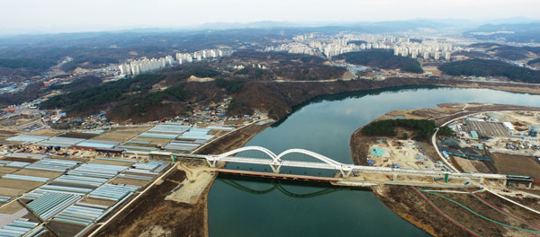 2019년 준공을 목표로 공사가 진행되고 있는 중앙선 복선전철화 사업 6공구(서후 교리~수하동) 모습. 공사가 마무리되면 안동에서 서울(청량리)까지 1시간 20분이면 이동이 가능하다. 안동시 제공