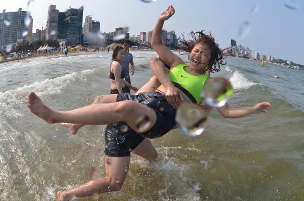 대구·경북내륙 곳곳에 푹염 경보가 발령된 18일 포항 영일대해수욕장을 찾은 시민들이 물놀이를 즐기며 더위를 식히고 있다. 폭염경보는 일 최고기온이 35도 이상 되는 날이 이틀 이상 지속할 것으로 예상할 때 내려진다. 김영진 기자 kyjmaeil@msnet.co.kr