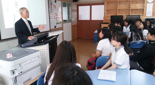 배상길(왼쪽) 전 외교통상부 본부대사가 14일 청송 진보중학교 전교생 55명을 대상을 특강을 펼쳤다. 청송 진보중