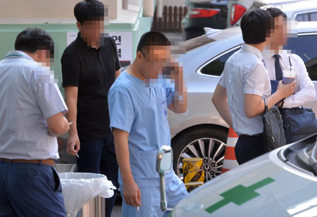 18일 오후 대구 한 대학병원 장례식장 입구에서 조문객들과 병원 관계자들이 흡연을 하고 있다. 병원 전 구역은 국민건강증진법에 따라 금연구역으로 지정되어 있다. 김영진 기자 kyjmaeil@msnet.co.kr
